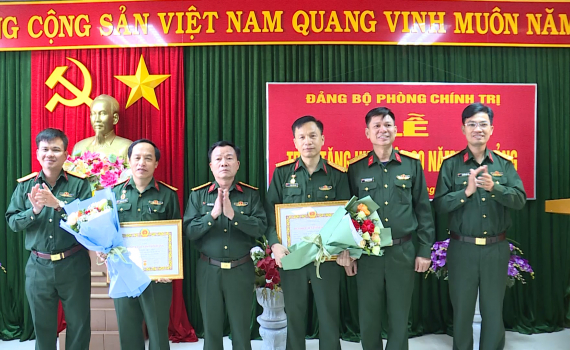 Đảng bộ Ph&ograve;ng Ch&iacute;nh trị Bộ CHQS tỉnh tổ chức trao Huy hiệu 30 năm tuổi Đảng