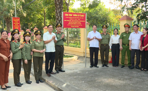 Gắn biển c&ocirc;ng tr&igrave;nh "Đường cờ Tổ quốc" tại x&atilde; Y&ecirc;n H&ograve;a