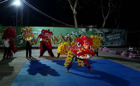 C&ocirc;ng ch&uacute;ng chờ đ&oacute;n Lễ hội đường phố Festival Ninh B&igrave;nh 2024