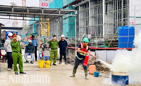 Tuy&ecirc;n truyền ph&aacute;p luật cho c&ocirc;ng nh&acirc;n Dự &aacute;n Khu đ&ocirc; thị sinh th&aacute;i Bắc Ch&acirc;u Giang