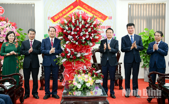 Đo&agrave;n đại biểu Tỉnh ủy, HĐND, UBND tỉnh ch&uacute;c mừng Uỷ ban MTTQ Việt Nam tỉnh nh&acirc;n kỷ niệm 95 năm Ng&agrave;y truyền thống
