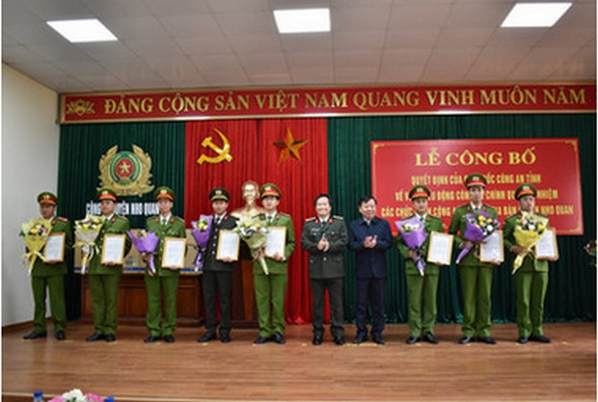 Đồng ch&iacute; Nguyễn Ngọc Thạch, Ph&oacute; Chủ tịch UBND tỉnh v&agrave; đồng ch&iacute; đại t&aacute; Phạm Văn Sơn, Gi&aacute;m đốc C&ocirc;ng an trao Quyết định v&agrave; tặng hoa ch&uacute;c mừng c&aacute;c đồng ch&iacute; Trưởng c&ocirc;ng an x&atilde;