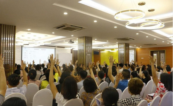 Học c&aacute;ch lắng nghe để trở th&agrave;nh người đồng h&agrave;nh c&ugrave;ng con