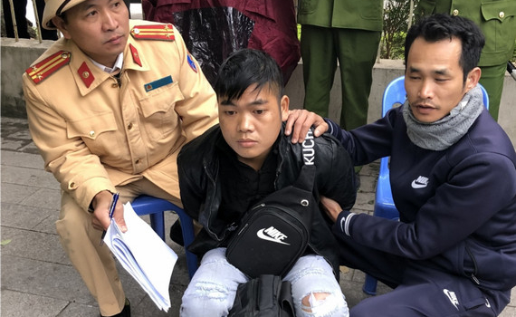 Buổi đầu ra qu&acirc;n, CSGT ph&aacute;t hiện đối tượng vận chuyển 4 b&aacute;nh heroin
