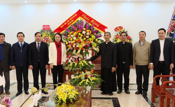 C&aacute;c đồng ch&iacute; l&atilde;nh đạo tỉnh thăm, ch&uacute;c mừng Gi&aacute;ng sinh năm 2020