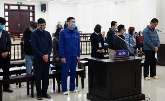 Cựu Gi&aacute;m đốc CDC H&agrave; Nội bị tuy&ecirc;n phạt 10 năm t&ugrave; v&igrave; n&acirc;ng khống m&aacute;y x&eacute;t nghiệm