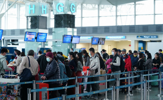 Đi t&agrave;u, xe, m&aacute;y bay dịp Tết: Phải c&oacute; khẩu trang mới được v&agrave;o s&acirc;n bay, nh&agrave; ga