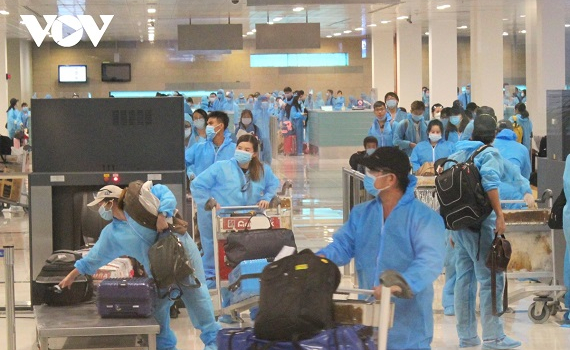 Đưa 305 c&ocirc;ng d&acirc;n Việt Nam từ Anh về c&aacute;ch ly tại Tr&agrave; Vinh v&agrave; Vĩnh Long