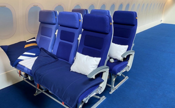 M&aacute;y bay ế ẩm, du kh&aacute;ch được nằm ngủ thoải m&aacute;i ngay tại khoang phổ th&ocirc;ng