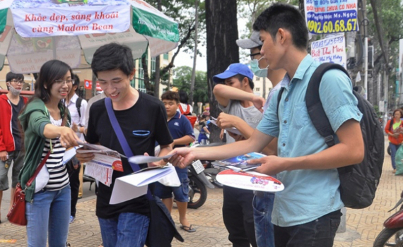 M&ocirc;i giới nh&agrave; đất quay lại ph&aacute;t tờ rơi khi bị hạn chế nhắn tin, gọi điện quảng c&aacute;o