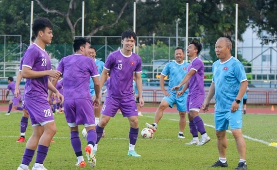 Cầu thủ Việt Nam l&agrave;m điều bất ngờ trước trận gặp Indonesia