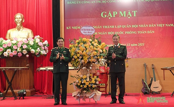 Qu&acirc;n đội v&agrave; c&ocirc;ng an phối hợp chặt chẽ trong thực hiện nhiệm vụ