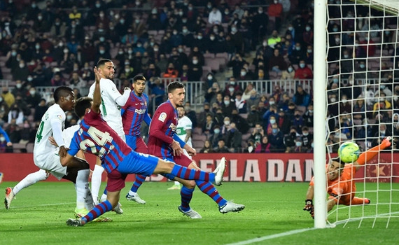 Barca 3-2 Elche: Chiến thắng h&uacute; v&iacute;a