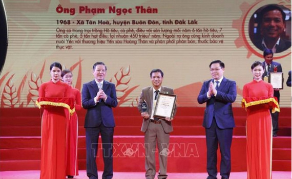 Chủ tịch Quốc hội Vương Đ&igrave;nh Huệ dự Lễ t&ocirc;n vinh n&ocirc;ng d&acirc;n Việt Nam xuất sắc năm 2021