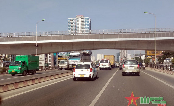 Từ 1-1-2022, giảm ph&iacute; đăng kiểm, ph&iacute; đường bộ xe cơ giới