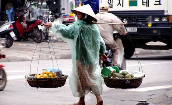 Cấp thẻ bảo hiểm y tế năm 2022 cho hộ ngh&egrave;o theo quy định mới