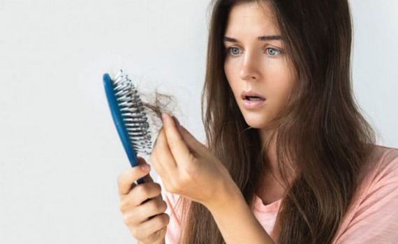 Vắc xin ngừa Covid-19 c&oacute; l&agrave;m rụng t&oacute;c?