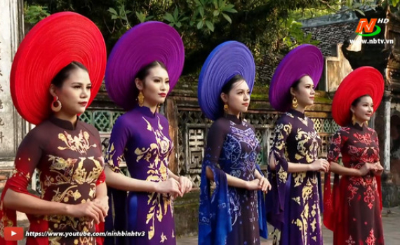 Nh&agrave; thiết kế Ho&agrave;ng Ly quảng b&aacute; vẻ đẹp Ninh B&igrave;nh qua t&agrave; &aacute;o d&agrave;i Việt