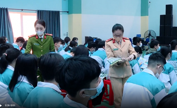 Tuy&ecirc;n truyền, gi&aacute;o dục ph&aacute;p luật về trật tự ATGT tại Trường THPT chuy&ecirc;n Lương Văn Tụy