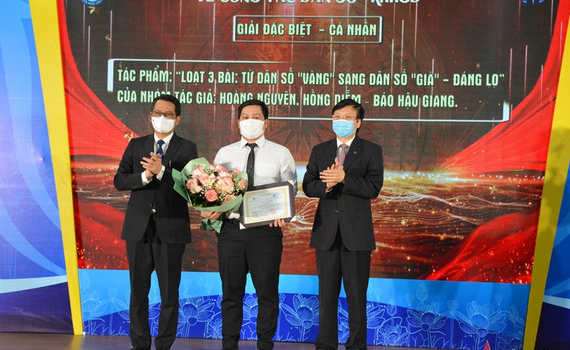 Lễ trao Giải B&aacute;o ch&iacute; to&agrave;n quốc về c&ocirc;ng t&aacute;c d&acirc;n số năm 2021