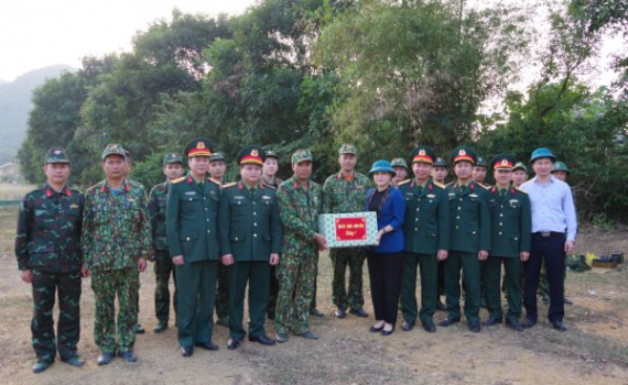 Đồng chí Bí thư Tỉnh ủy Nguyễn Thị Thu Hà kiểm tra thao trường huấn luyện quân sự của Bộ CHQS tỉnh