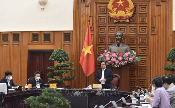 Thủ tướng Phạm Minh Ch&iacute;nh chủ tr&igrave; họp với c&aacute;c bộ, ng&agrave;nh về thuốc điều trị Covid-19 trong nước v&agrave; nhập khẩu vắc xin