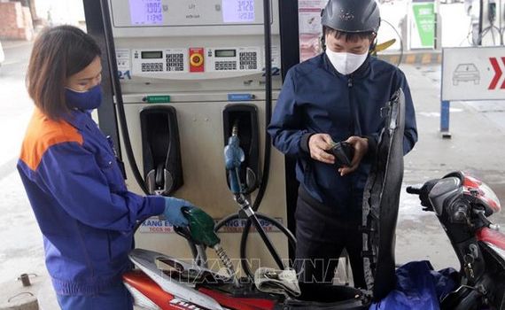 Gi&aacute; xăng giảm 1.100 đồng/l&iacute;t (Ron95), mạnh nhất trong v&ograve;ng 21 th&aacute;ng qua
