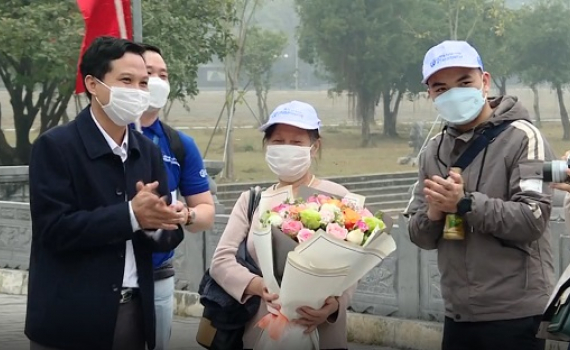 Ninh B&igrave;nh đ&oacute;n đo&agrave;n kh&aacute;ch du lịch ngo&agrave;i tỉnh đầu ti&ecirc;n