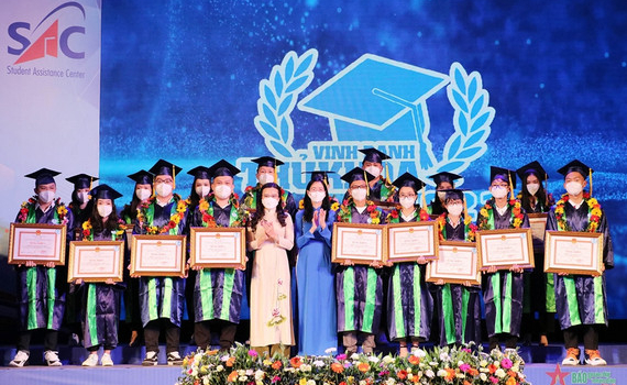 Th&agrave;nh phố Hồ Ch&iacute; Minh vinh danh 79 thủ khoa năm 2021