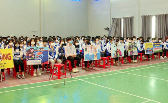 Tuy&ecirc;n truyền phổ biến ph&aacute;p luật về ATGT cho học sinh Trường THPT Y&ecirc;n Kh&aacute;nh B 