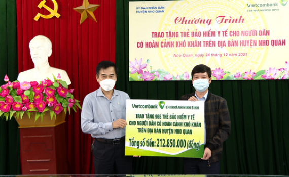 Trao tặng thẻ BHYT cho người d&acirc;n c&oacute; ho&agrave;n cảnh kh&oacute; khăn huyện Nho Quan