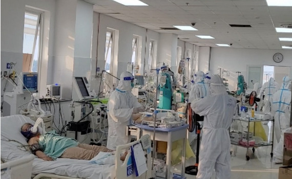 Thủ tướng y&ecirc;u cầu quản l&yacute; chặt chẽ nh&oacute;m nguy cơ cao, tăng cường c&ocirc;ng t&aacute;c điều trị, giảm ca chuyển nặng, tử vong do COVID-19