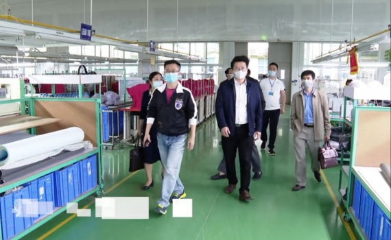 Đo&agrave;n c&ocirc;ng t&aacute;c của Sở C&ocirc;ng thương kiểm tra t&igrave;nh h&igrave;nh sản xuất trong c&aacute;c doanh nghiệp