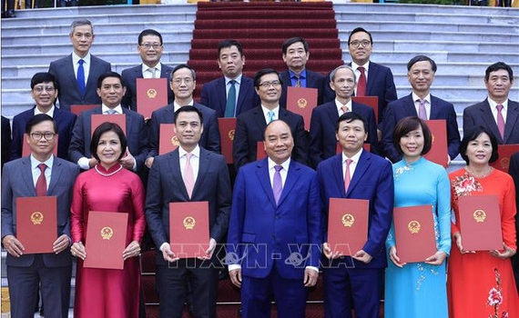 Chủ tịch nước Nguyễn Xu&acirc;n Ph&uacute;c trao quyết định phong h&agrave;m Đại sứ