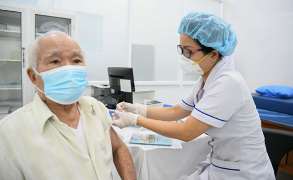 Tăng cường r&agrave; so&aacute;t c&ocirc;ng t&aacute;c ti&ecirc;m vaccine; quản l&yacute;, điều trị người nhiễm COVID-19
