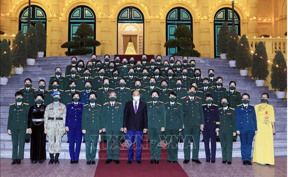  Chủ tịch nước Nguyễn Xu&acirc;n Ph&uacute;c tiếp đo&agrave;n đại biểu Phụ nữ Qu&acirc;n đội