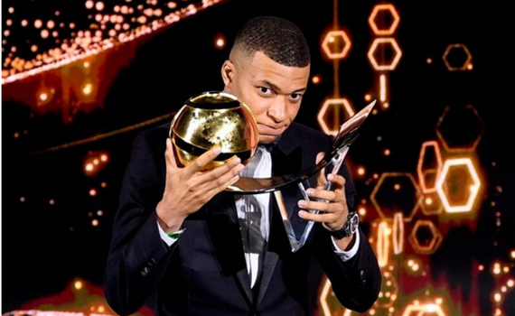 Vượt Ronaldo v&agrave; Messi, Mbappe thắng giải Globe Soccer Awards 2021