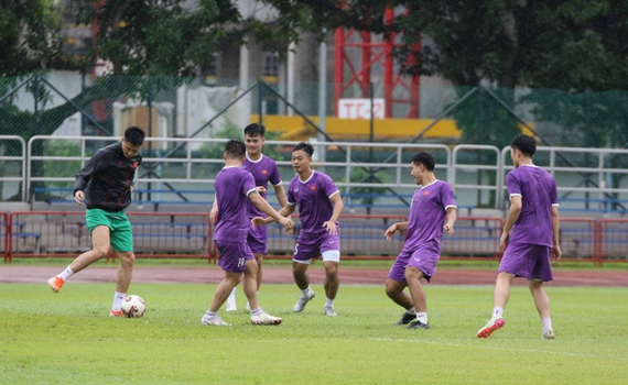 Đội tuyển Việt Nam tập ri&ecirc;ng một s&acirc;n, ăn cơm hộp tại Singapore