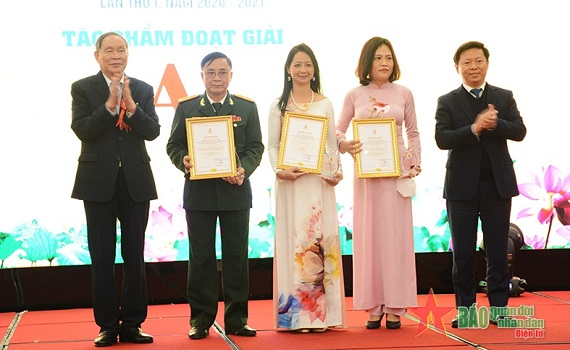 Trao giải b&aacute;o ch&iacute; viết về thảm họa da cam