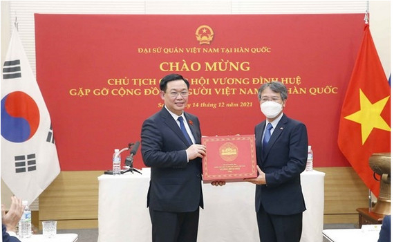 Chủ tịch Quốc hội Vương Đ&igrave;nh Huệ thăm, đặt biển t&ecirc;n v&agrave; gặp gỡ cộng đồng người Việt tại Trụ sở mới của Đại sứ qu&aacute;n Việt Nam tại H&agrave;n Quốc