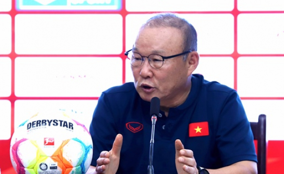HLV Park Hang-seo h&agrave;i l&ograve;ng với chiến thắng của tuyển Việt Nam trước Dortmund