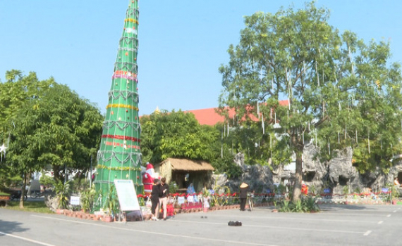 Ninh B&igrave;nh rộn r&agrave;ng kh&ocirc;ng kh&iacute; ch&agrave;o đ&oacute;n gi&aacute;ng sinh