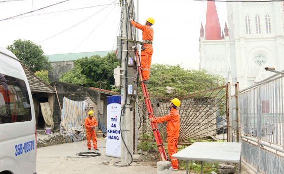 EVN Ninh B&igrave;nh đồng h&agrave;nh c&ugrave;ng kh&aacute;ch h&agrave;ng sử dụng điện an to&agrave;n