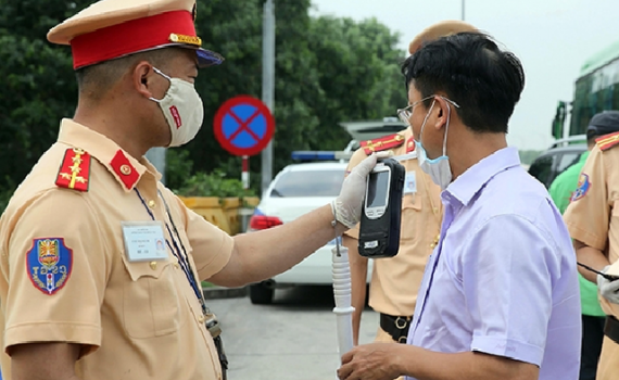 Ngăn chặn 'ma men' l&aacute;i xe