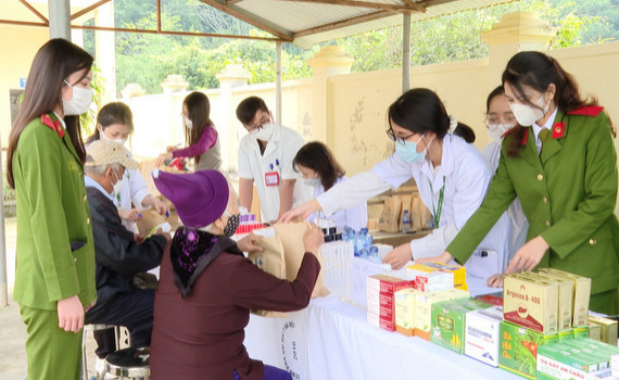 Trường Cao đẳng Cảnh s&aacute;t Nh&acirc;n d&acirc;n I kh&aacute;m bệnh, cấp thuốc miễn ph&iacute; tại huyện Nho Quan v&agrave; Kim Sơn