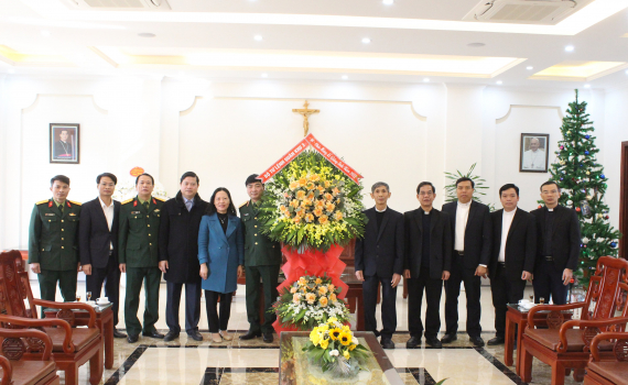 Bộ Tư lệnh Qu&acirc;n khu 3 thăm, ch&uacute;c mừng T&ograve;a Gi&aacute;m mục Gi&aacute;o phận Ph&aacute;t Diệm