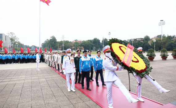 Đại biểu dự Đại hội Đo&agrave;n to&agrave;n quốc v&agrave;o Lăng viếng Chủ tịch Hồ Ch&iacute; Minh