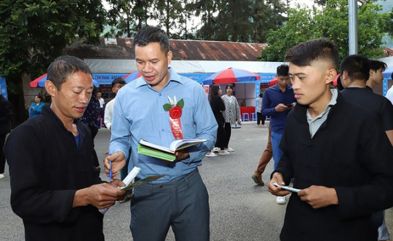 Nhiều ch&iacute;nh s&aacute;ch hỗ trợ đồng b&agrave;o d&acirc;n tộc thiểu số đi l&agrave;m việc ở nước ngo&agrave;i