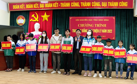 Hội Khuyến học tỉnh Ninh B&igrave;nh trao học bổng Đinh Thiện L&yacute; cho học sinh c&oacute; ho&agrave;n cảnh kh&oacute; khăn