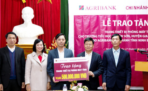 Agribank Ninh B&igrave;nh trao tặng thiết bị ph&ograve;ng m&aacute;y t&iacute;nh